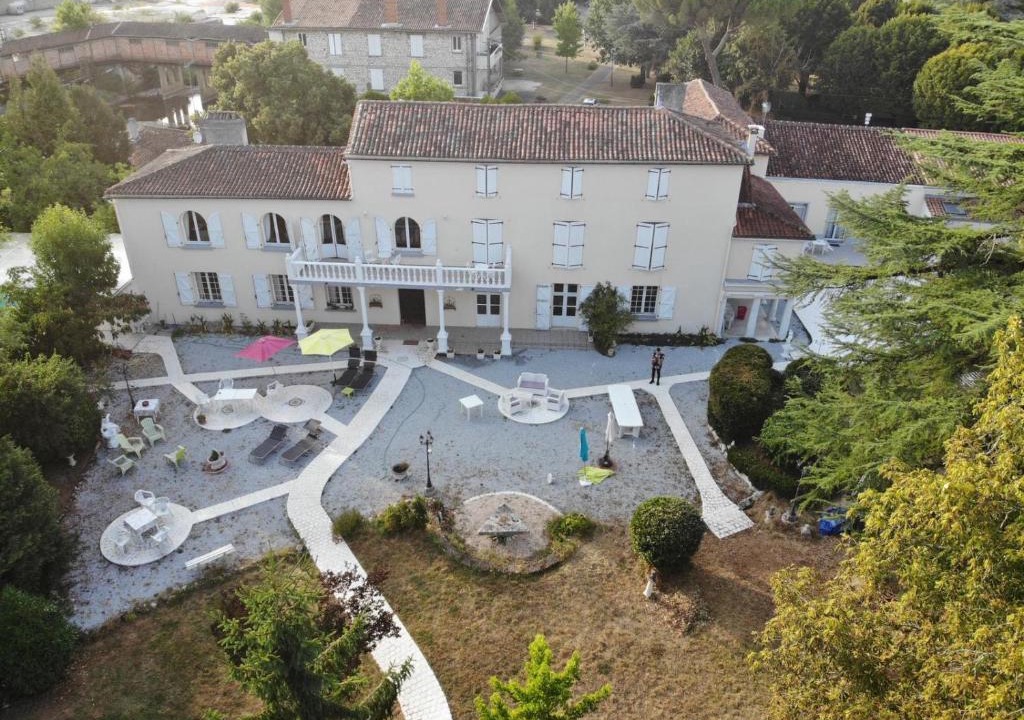 La Rochefoucauld Bed & Breakfast | Le Clos des Cèdres b&b