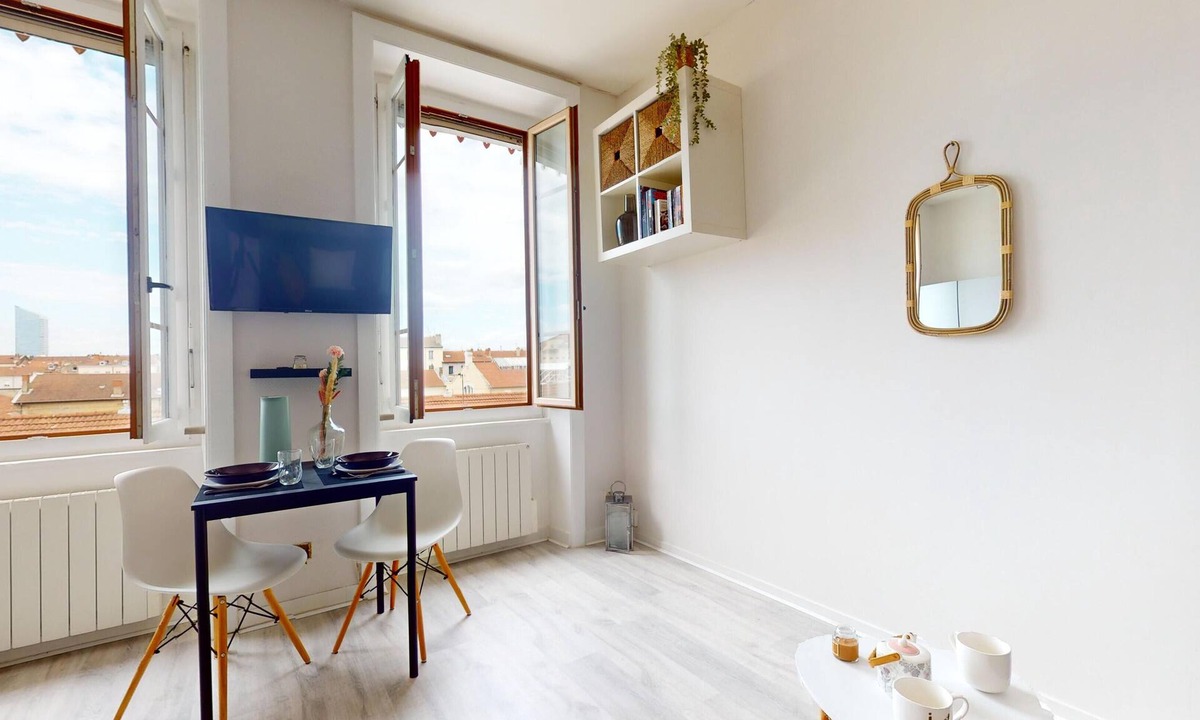 Republique - Tolstoi Condo | LE Cocon Suspendu