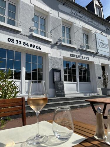 La Ferte-Frenel Hotel | Le Comptoir du Paradis