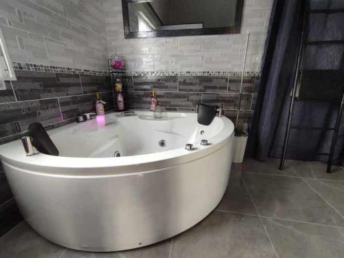 Carcassonne House | Le Cosy Occitan villa chaleureuse indépendante baignoire terrasse jardin
