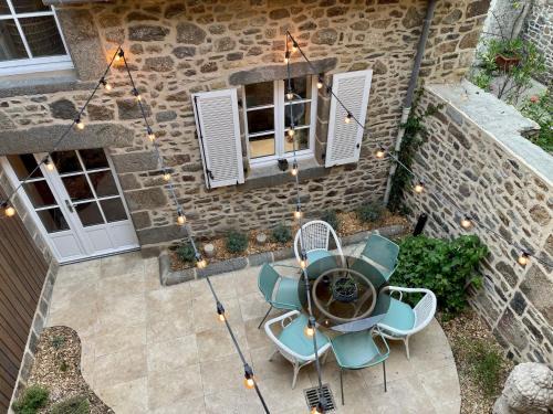 Combourg House | LE COTTAGE Gîte charmant au pied du Château