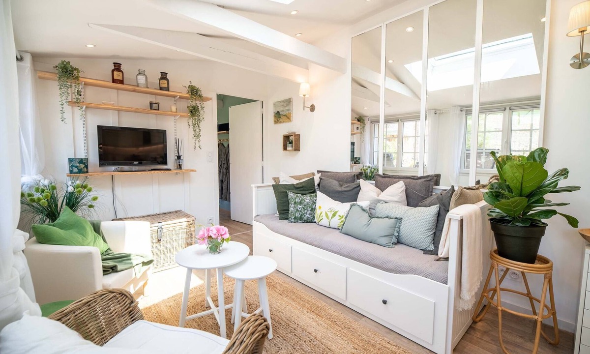 Bayeux Apartment | Le Cottage garden view