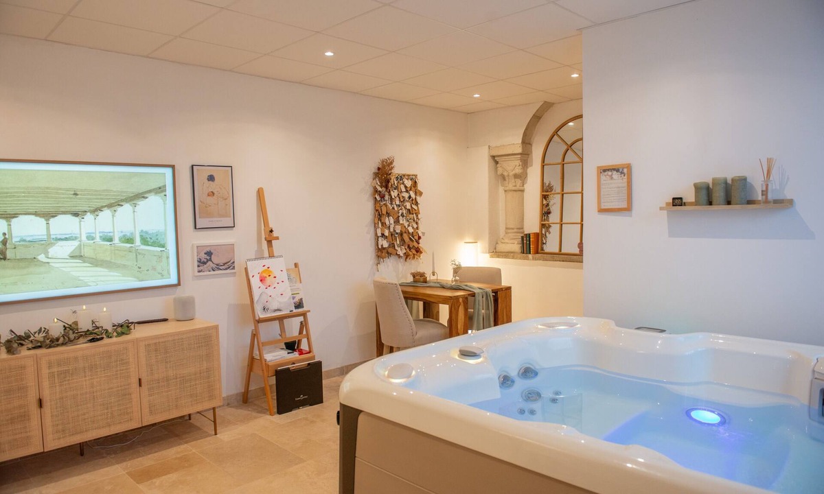 Vezins Bed & Breakfast | Le Couvent des Cordelières – Romantic Suite with Optional Spa & Dinner
