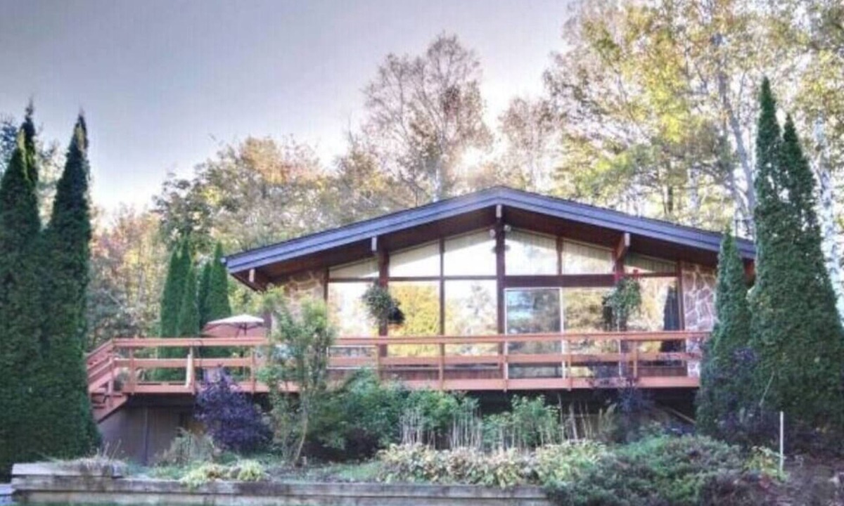 Chertsey House | Le Coyote 5 acre private forest CITQ 320122