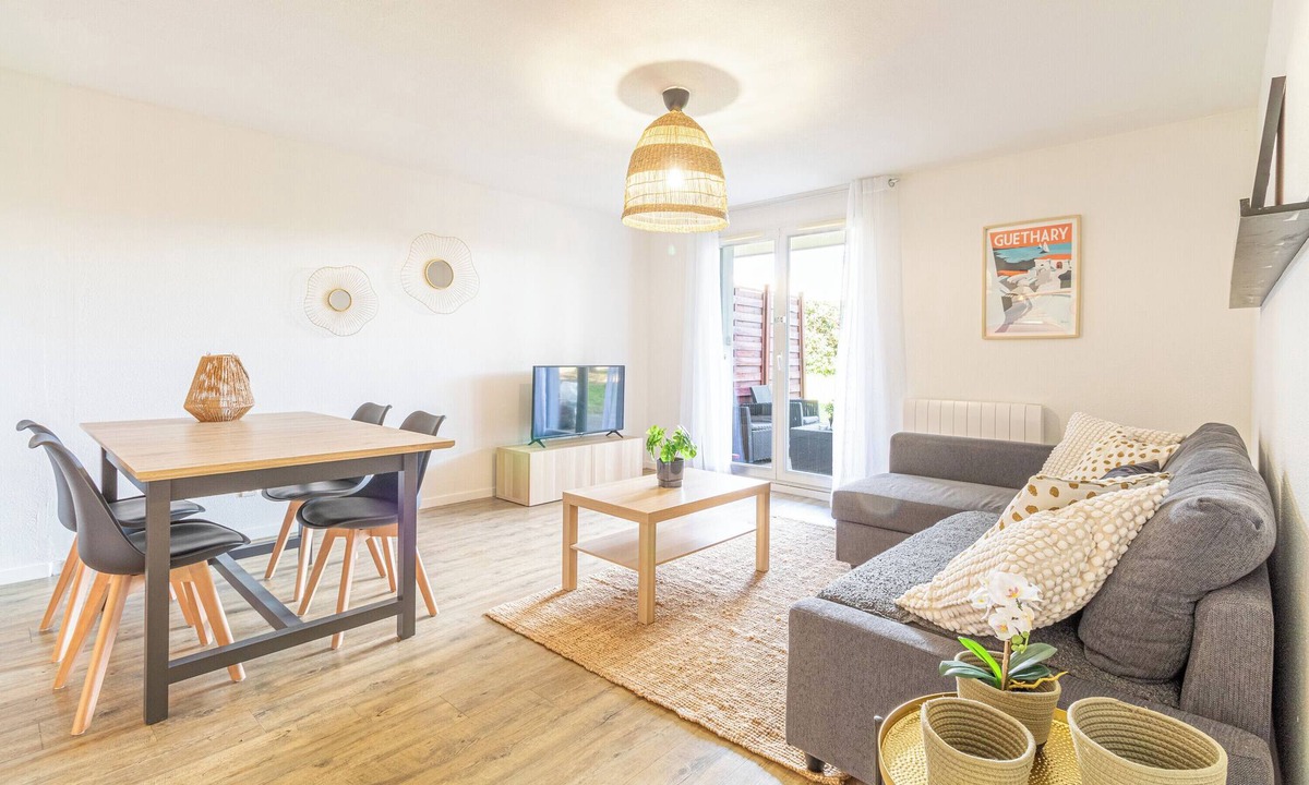 Toulouse North Apartment | Le Diamant - Bright apartment with pool