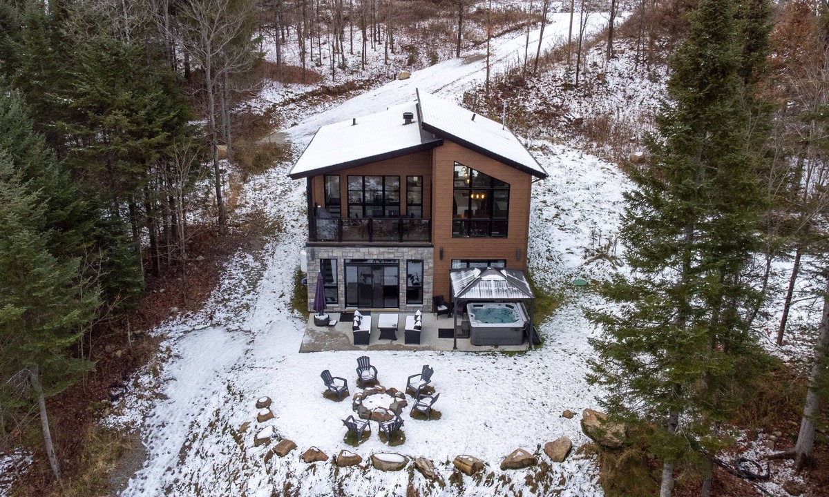 Sainte-Beatrix Ski Chalet | Le Distingué, waterfront