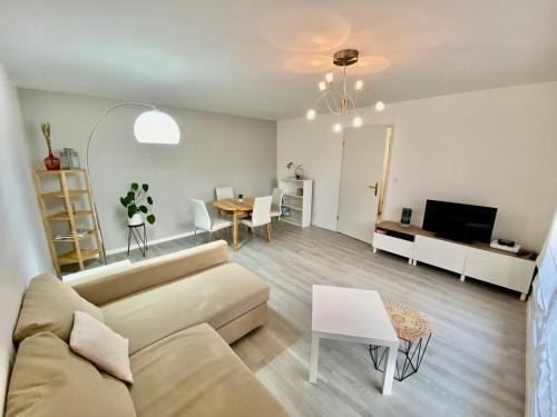 Poitiers Apartment | Le Dolto bright for 4 people