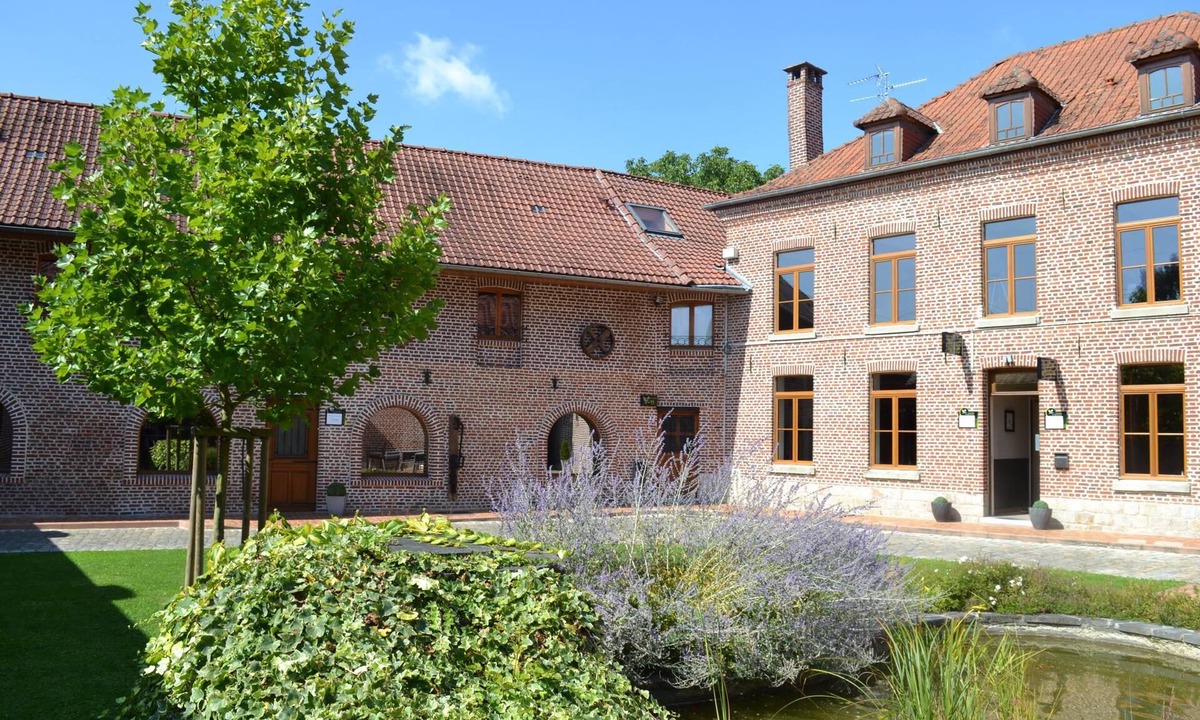 Ennevelin Hotel | Le Domaine des Cigognes