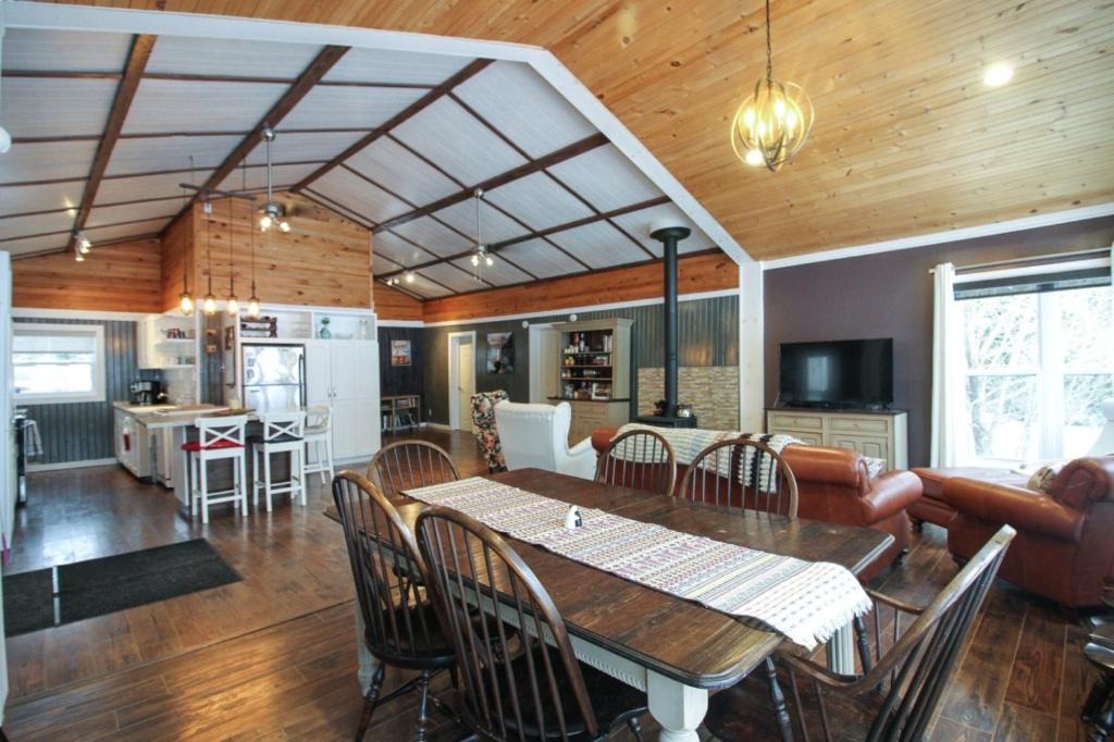 Saint-Andre-Avellin Ski Chalet | Le Duc on the Lake - Cozy waterfront Cottage