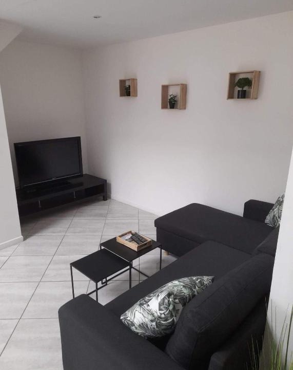 Paroy-sur-Tholon Apartment | Le familiale