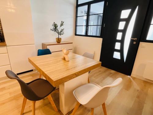 Senlis Apartment | Le Faubourg St Martin Gold&Green