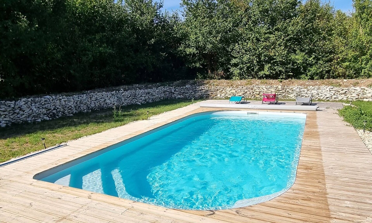 Mazeuil House | Le Figuier:8-person gite, heated pool and leisure facilities 25 minutes from Futuroscope.