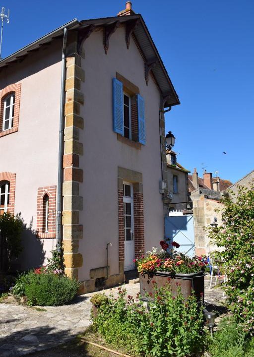 Souvigny House | Le gîte clos Monade