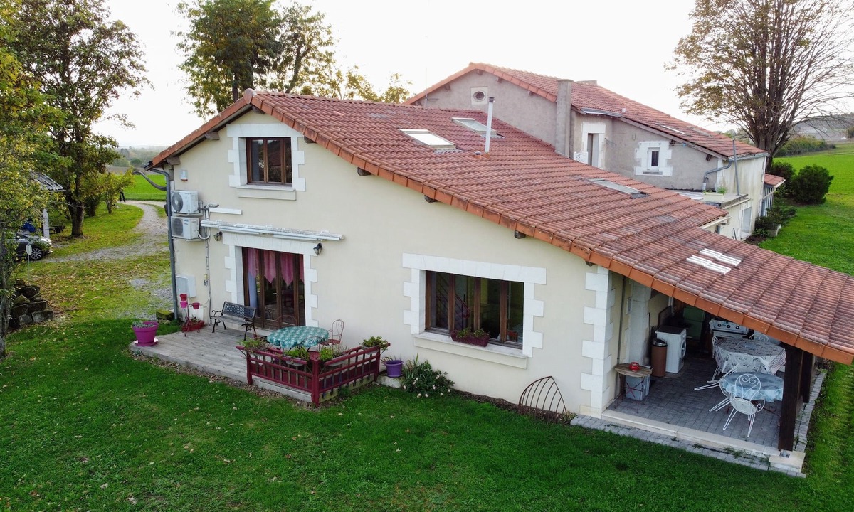 Scorbe-Clairvaux Apartment | Le Gîte Rural De L'abbesse