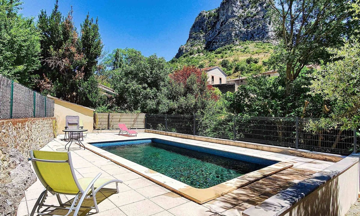 Saint-Jean-de-Bueges Apartment | Le Garrel, 5-bedroom studio, pool, garden, free parking.
