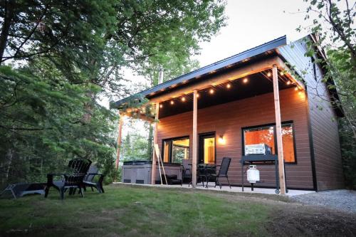 Shannon House | Le Geai Bleu - Waterfront Chalet with Spa