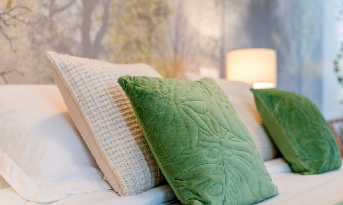 Saint-Pons Bed & Breakfast | 'Le Grenier' Guest Room with Mountain View, Shared Pool and Wi-Fi