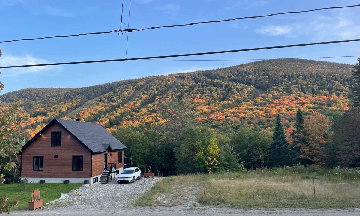 Notre-Dame-Auxiliatrice-de-Buckland Ski Chalet | Le Grizzly Ski Getaway Spa Pool Table