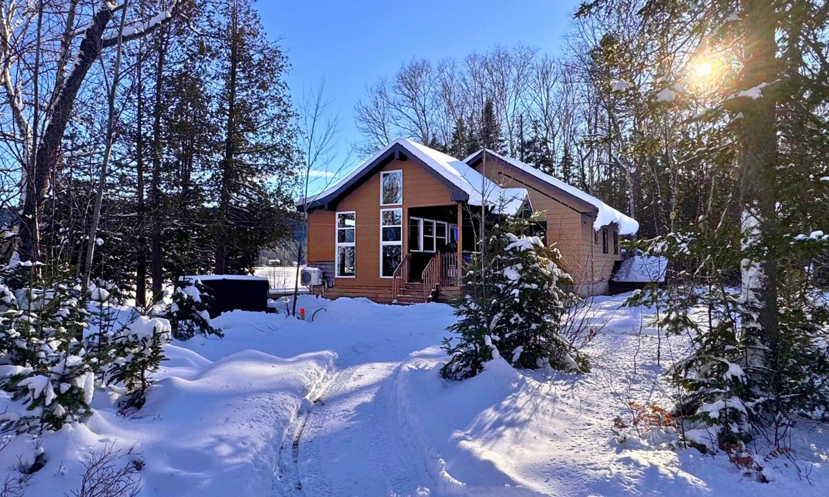Mandeville Ski Chalet | Le Huard – Cozy Fully Equipped Lakefront Chalet, Spa, Private Beach & Dock