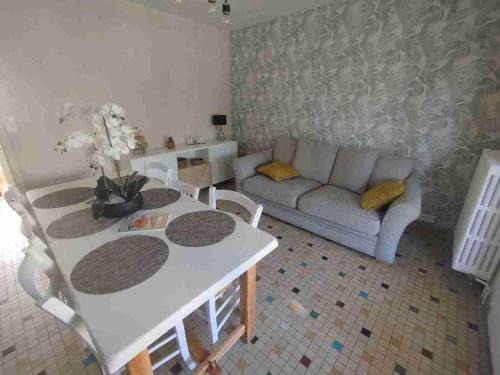 Tonnerre House | Le jardin aux iris