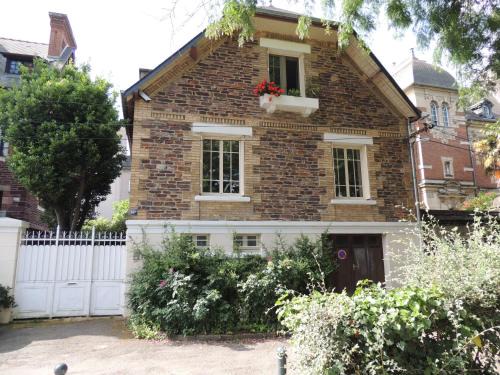 Colombier - Champ de Mars Bed & Breakfast | Le jardin de l'Esplanade Rennes Centre et gare