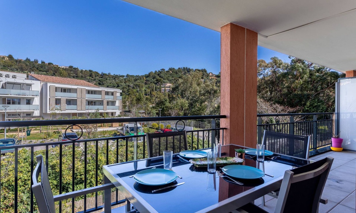 Bormes-Les-Mimosas Apartment | Le Jardin du Loderi by Interhome