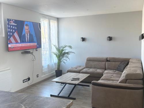 Saint-Christophe de la Foret Apartment | Le Jenner - Magnifique appartement - 1 Ch - Balcon