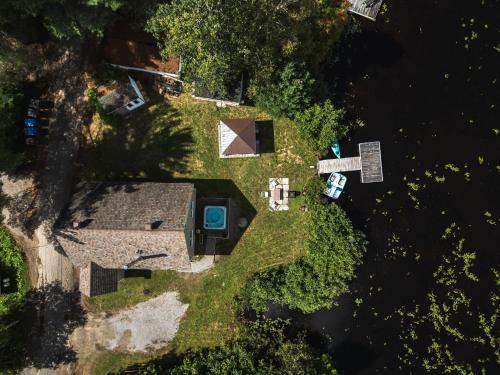 Saint-Calixte Ski Chalet | Le Lac Apaisant - Rustic Haven by the Water