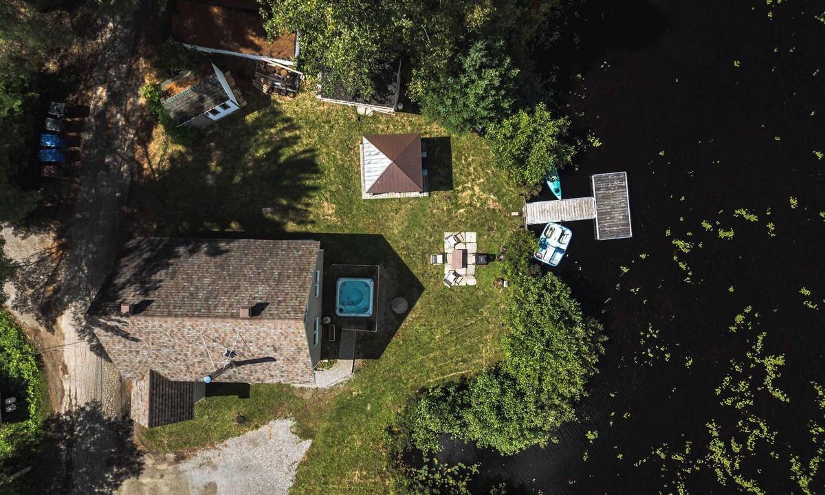 Saint-Calixte Ski Chalet | Le Lac Apaisant - Winter Lakeside Escape, Hot Tub & Dock