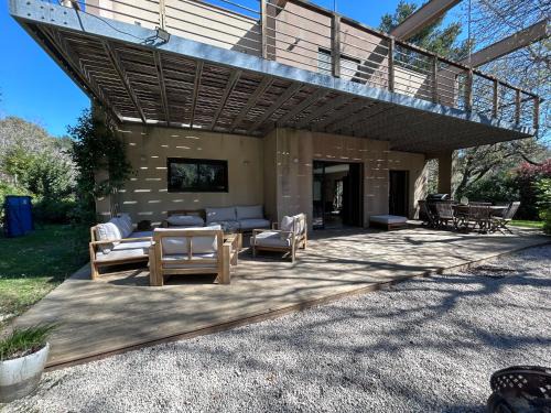 Villeneuve-les-Avignon Bed & Breakfast | Le Larjalas - villa piscine & grands espaces