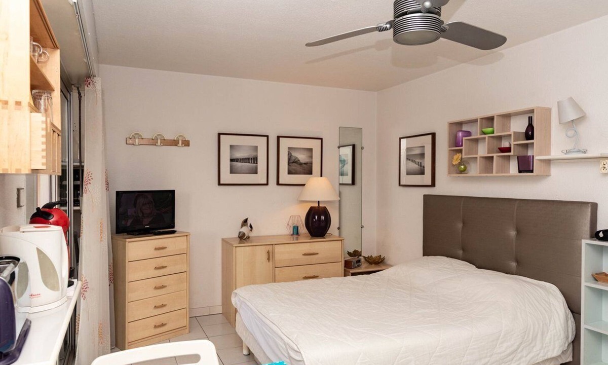Le Lavandou Apartment | Le Lavandou, Nice studio apartmentto rent for 2 people, garden view, direct access to the sea