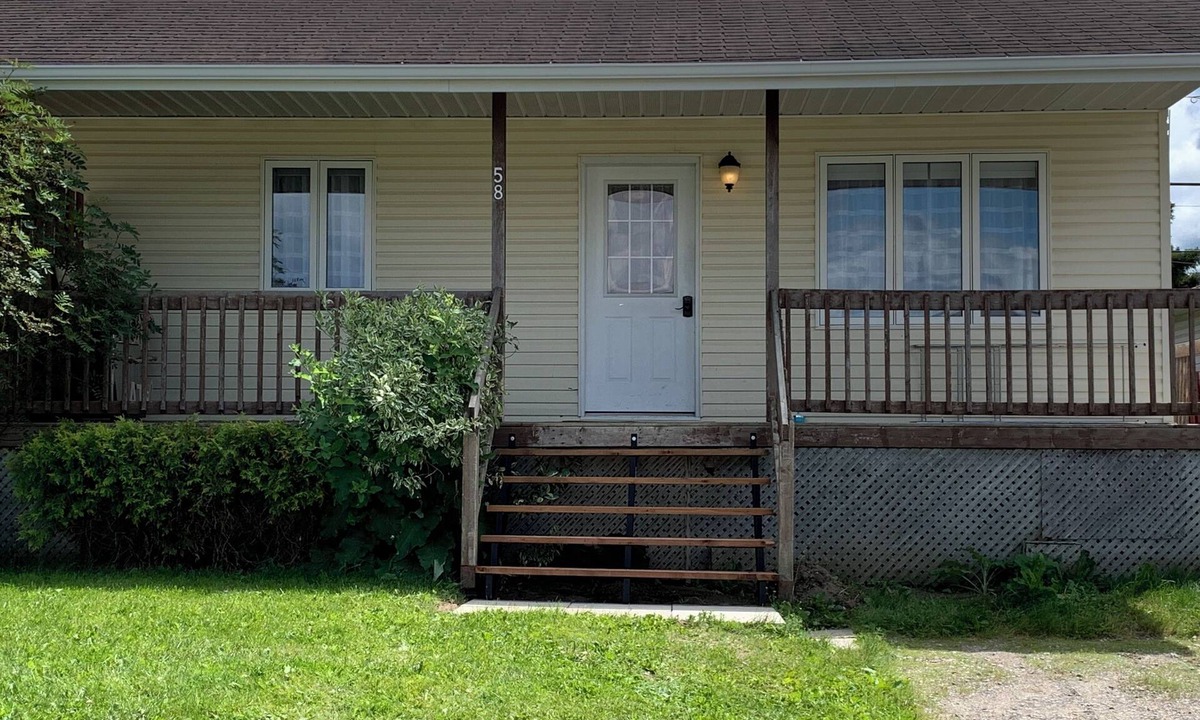 Cochrane House | Le Lodge - Spacious Home