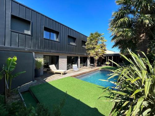 Pace House | Le Loft Black & Wood - Piscine privé et grande terrasse à 20 min de Rennes