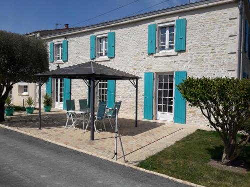 Saint-Hilaire-la-Palud Apartment | Le logis de LANGE apt Les Aigrettes
