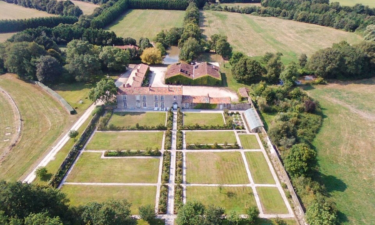 La Garnache Villa | Le Logis Du General - Ten Bedroom Villa, Sleeps 20