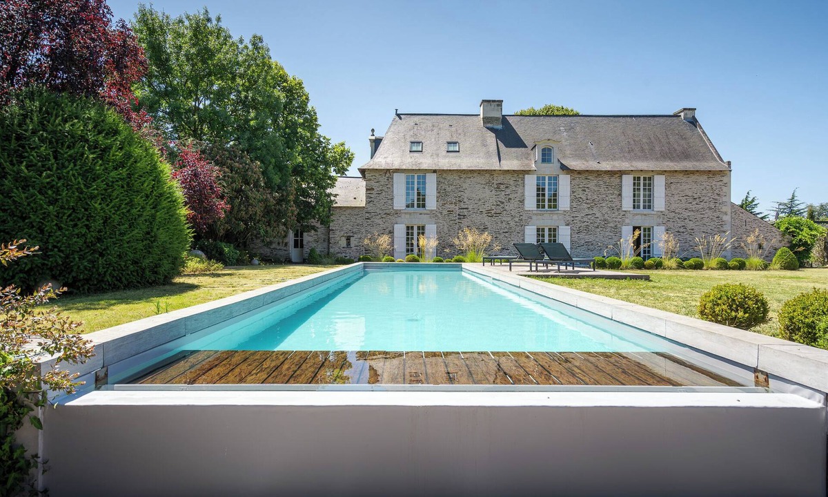 Saint-Jean-des-Mauvrets Villa | Le logis de saint jean Character house with swimming pool