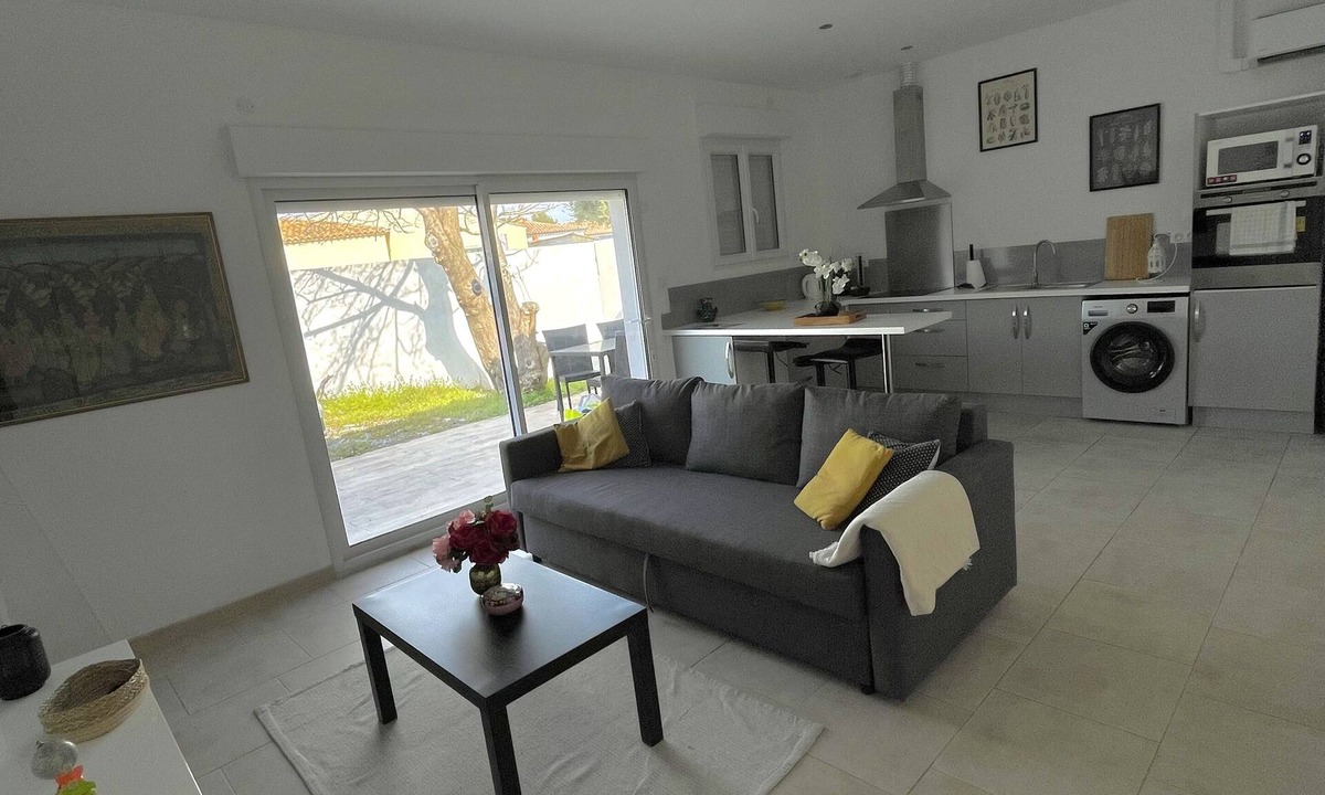 Villetelle Apartment | Le Lou Clapas Self-contained apartment with courtyard