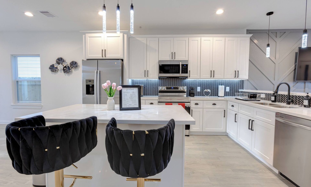 Foster Place House | Lé Luxe Maison! Upscale 3 BR 2.5 BA Medical Center/Downtown Houston -Gated-