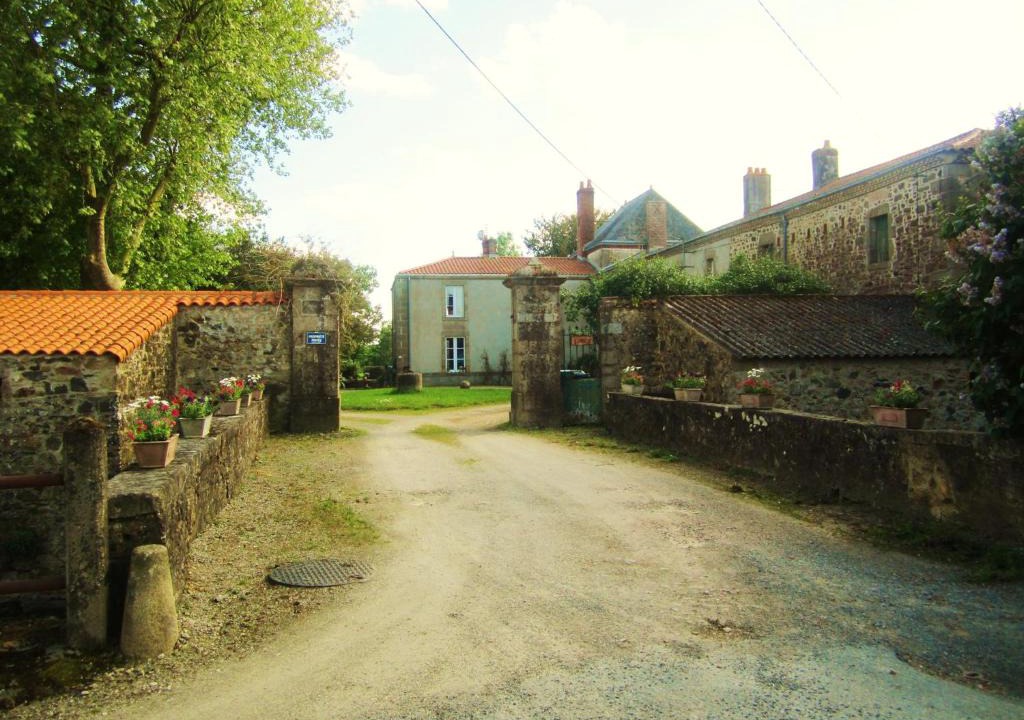 Bazoges-en-Paillers Bed & Breakfast | Le Manoir aux Douves