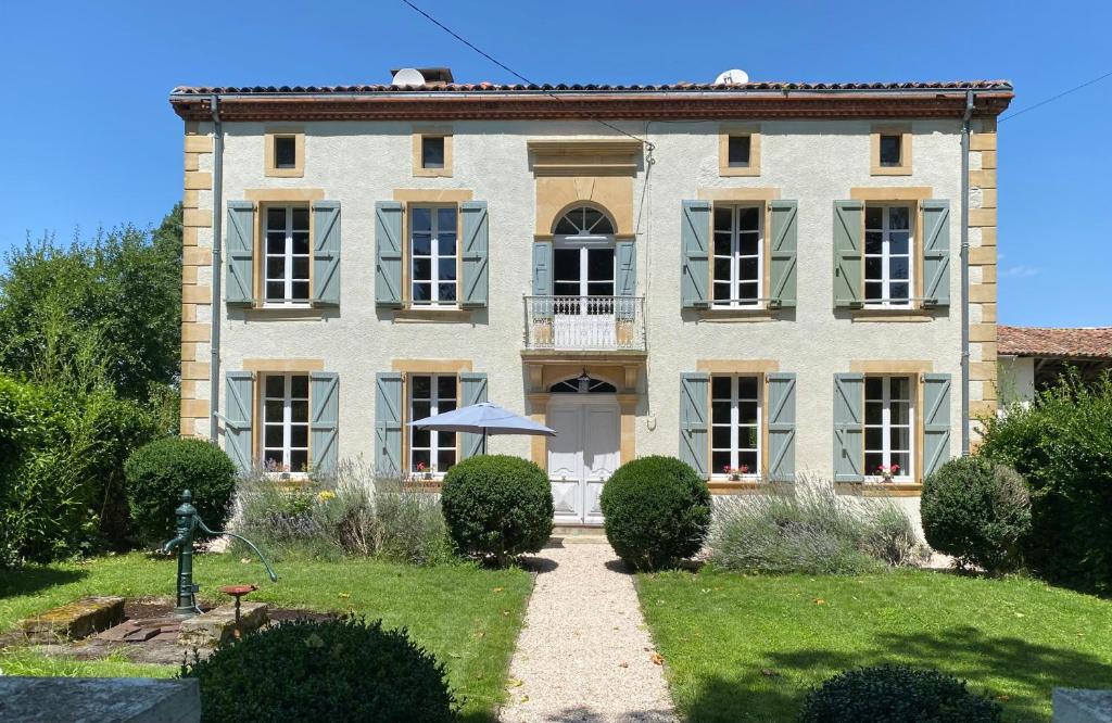 Salerm Bed & Breakfast | Le Manoir aux Volets Verts with Hot Tub