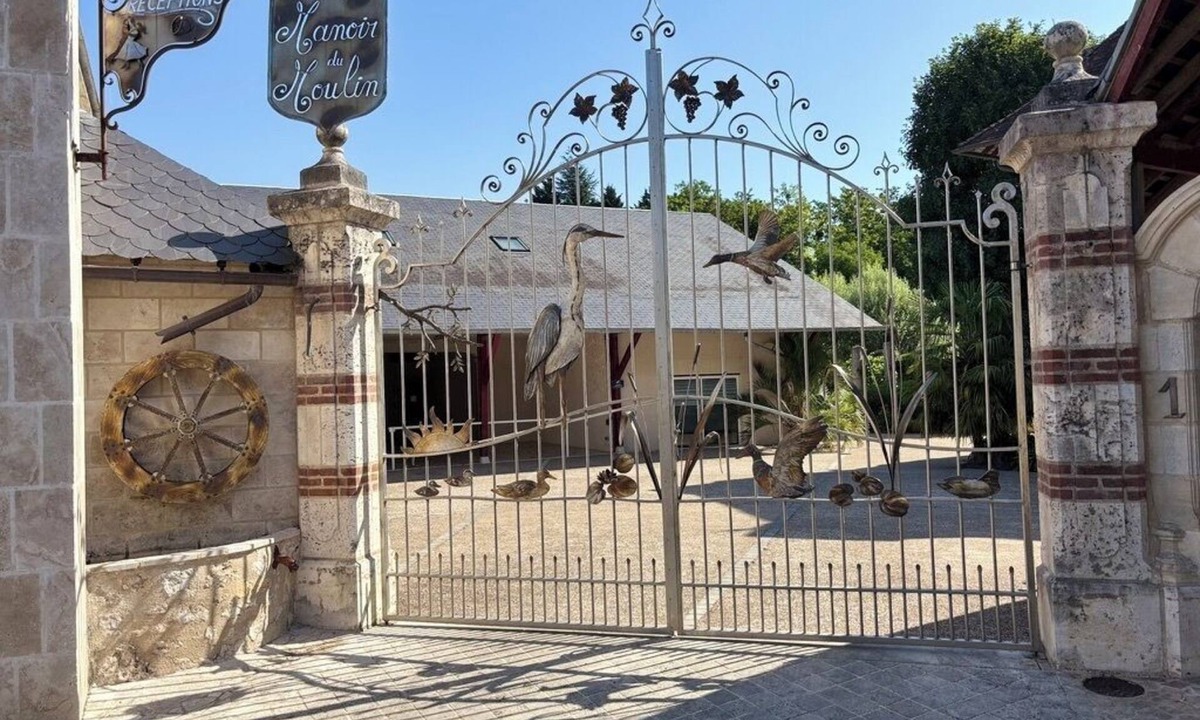 Onzain Villa | Le Manoir du Moulin, in the heart of the Loire castles, sleeps up to 65.