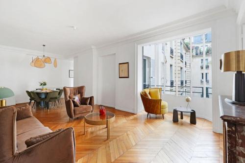 Saint-Merri Apartment | Le Marais élégant