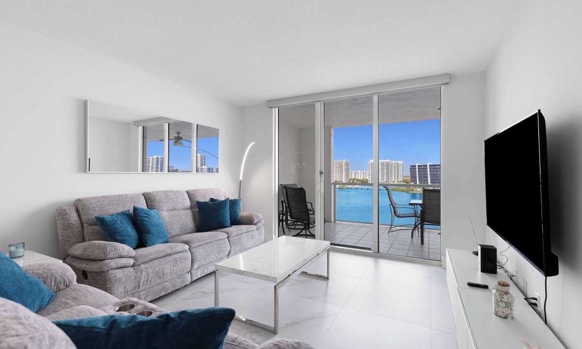 Sunny Isles Beach Apartment | Le Marina Bay PH3 STR-01487