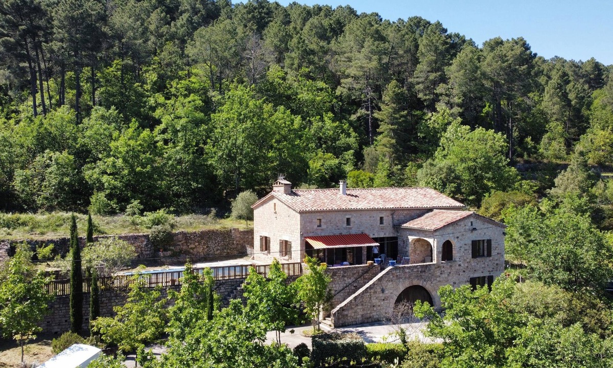Banne House | Le Mas du Remire air-conditioned house with swimming pool
