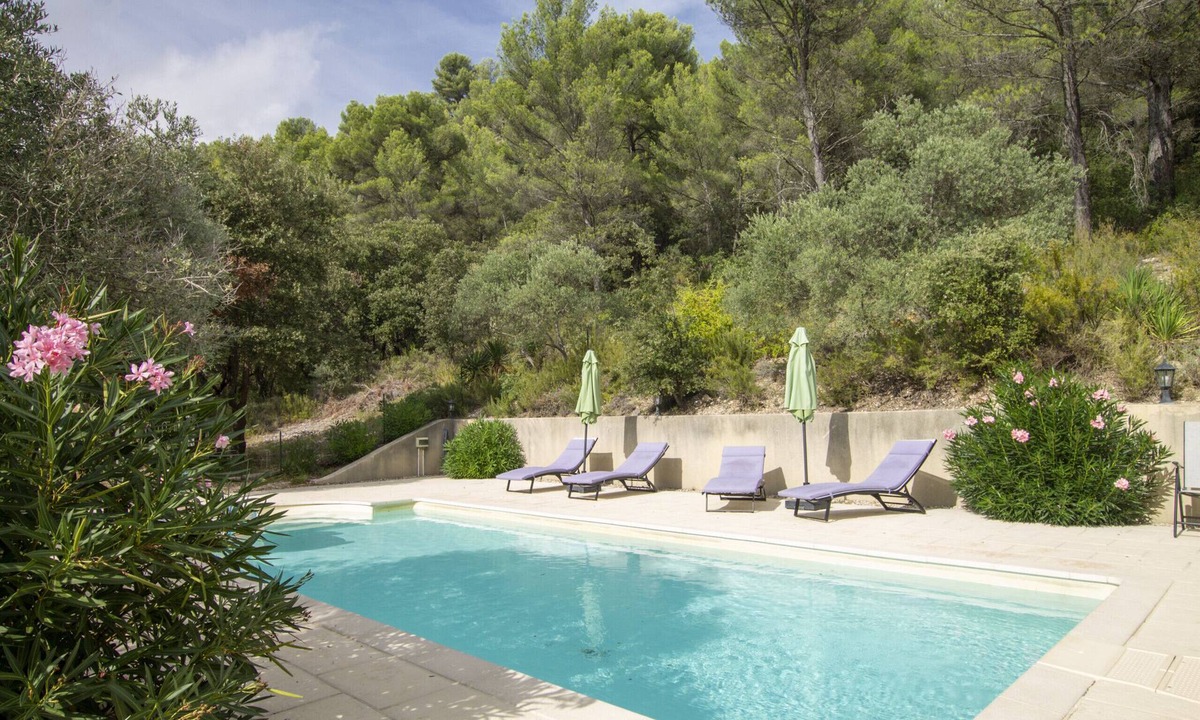 Lauris Villa | Le Mas Olive - surrounded by greenery with private pool
