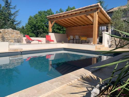 Saint Alban Auriolles Apartment | Le Mazet, studio climatisé avec accès piscine