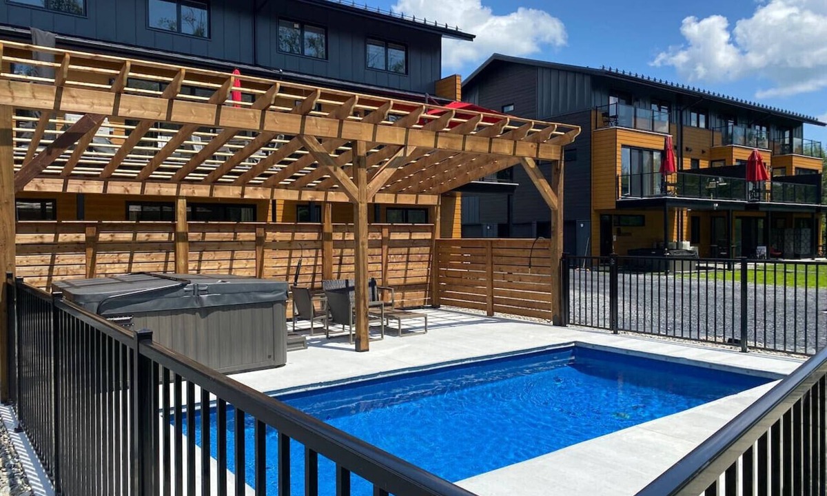 Magog Condo | Le Memph: 3 bedrooms pool hot tub lac Memphrémagog