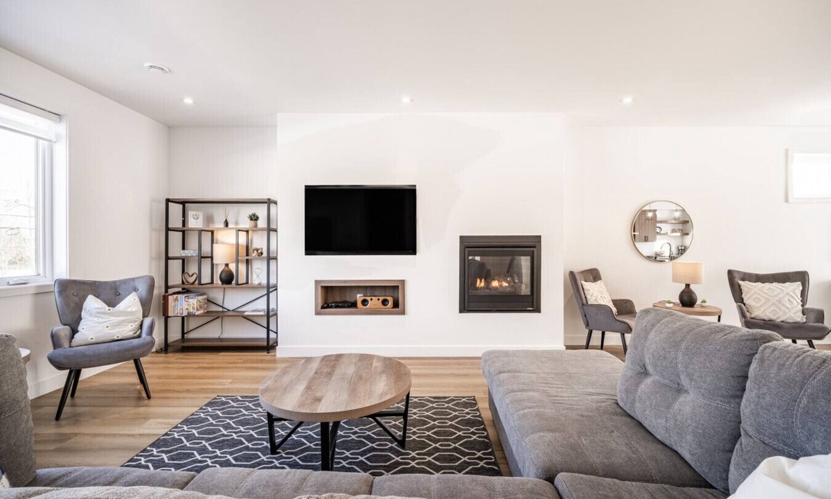 Magog Condo | Le Memph Ours: 3 bedrooms pool hot tub lac Memphrémagog