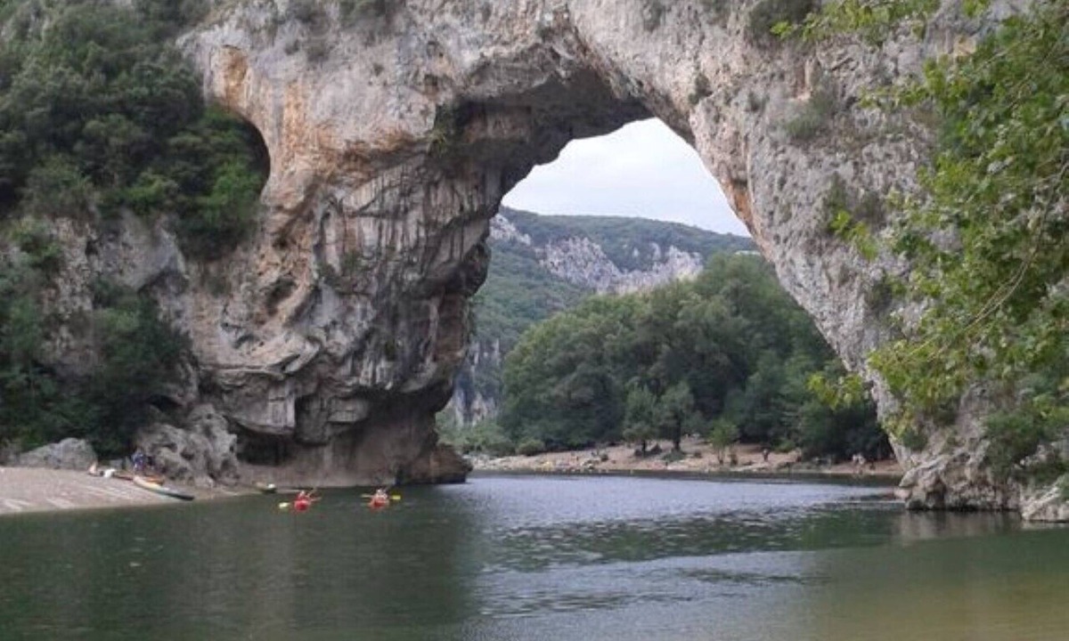 Vallon-Pont-d'Arc Cottage | Le Menuet, charming gîte, close to the river, private parking.