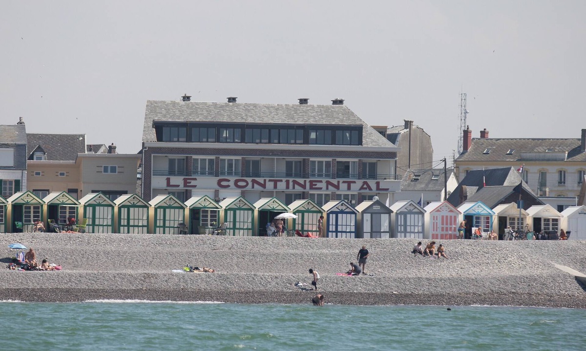 Cayeux-sur-Mer Apartment | Le Morillon apartment facing the sea with balcony terrace.